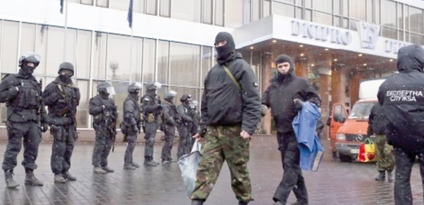 Interpellation de membres d'une "unité noire" à Kiev