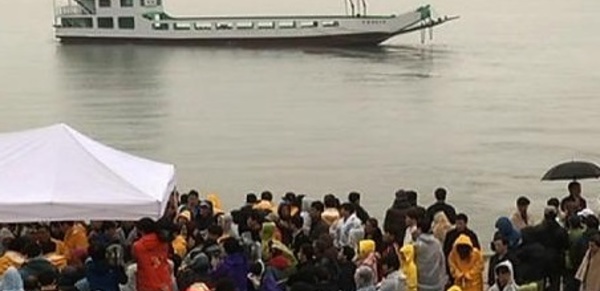 Des milliers de personnes  au mémorial des victimes  du ferry sud-coréen naufragé