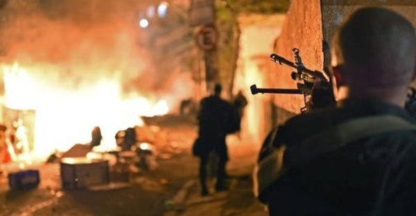 Emeutes violentes à Copacabana