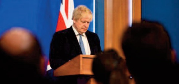 Boris Johnson se bat pour son poste en pleine vague de démissions dans son gouvernement