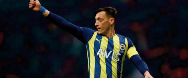Mesut Özil rebondit à Basaksehir 