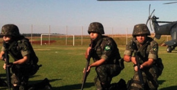 Vaste opération militaire aux frontières brésiliennes à un mois du Mondial