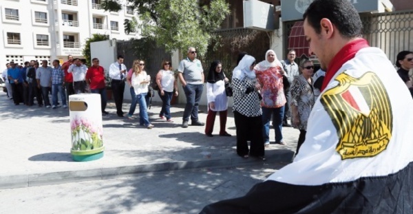 Un mort dans des heurts entre pro et anti-Morsi au Caire