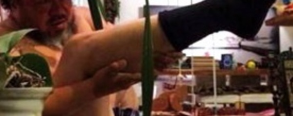 La jambe en joue, le Chinois Ai Weiwei lance un buzz mondial sur le web