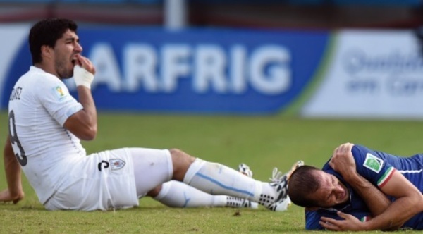 Suarez montre les dents et risque gros