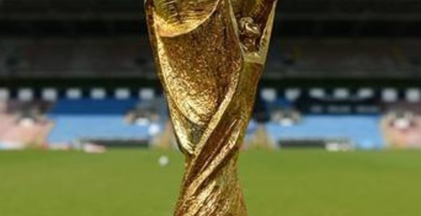 Le trophée de la Coupe reste propriété de la Fifa