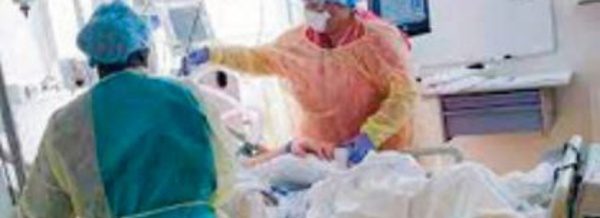 Une plaque en l'honneur des médecins morts dans la lutte contre la pandémie dévoilée à Rabat
