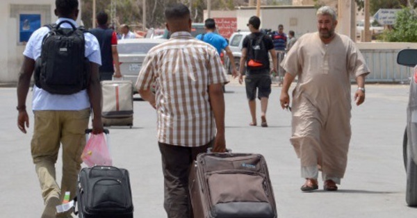 Libyens et ressortissants étrangers fuient en masse le pays