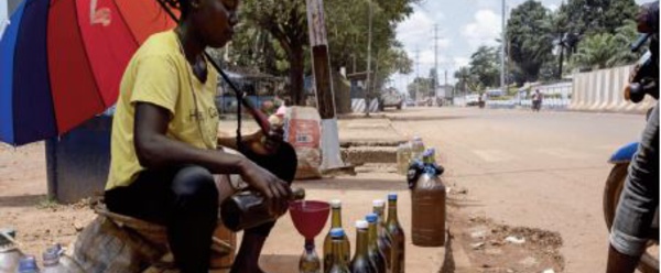 En Centrafrique, les vendeurs d'essence à la sauvette prospèrent