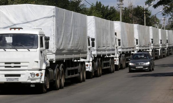 Les premiers camions russes du convoi humanitaire franchissent la frontière ukrainienne sans autorisation