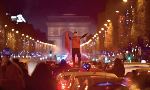 Liesse franco-marocaine sur les Champs-Elysées