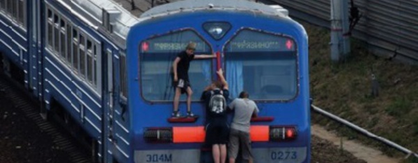 En Russie, les "zatseperi"  courent sur les toits des trains pour braver l'ennui