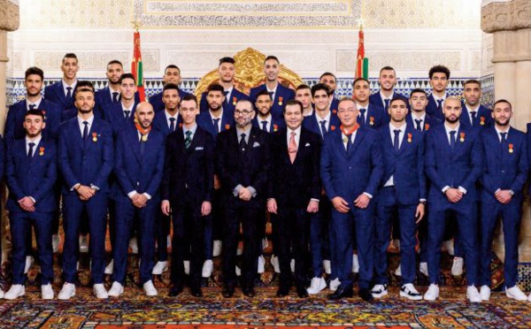 S.M le Roi reçoit les membres de l'équipe nationale de football et les décore de Ouissams Royaux
