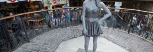 Une statue  d'Amy Winehouse  dévoilée à Londres