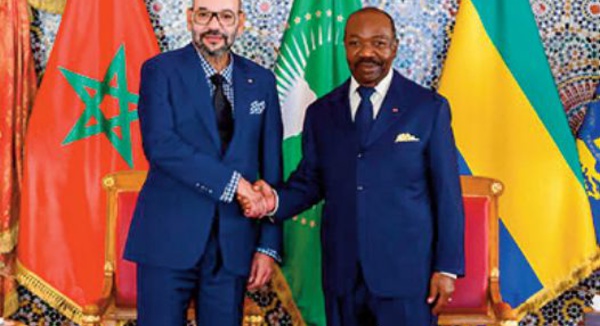 S.M le Roi s'entretient avec le Président Ali Bongo Ondimba et remet un don de fertilisants au profit d'agriculteurs gabonais