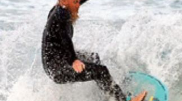 L'Australien Blake Johnston bat le record de la plus longue session de surf