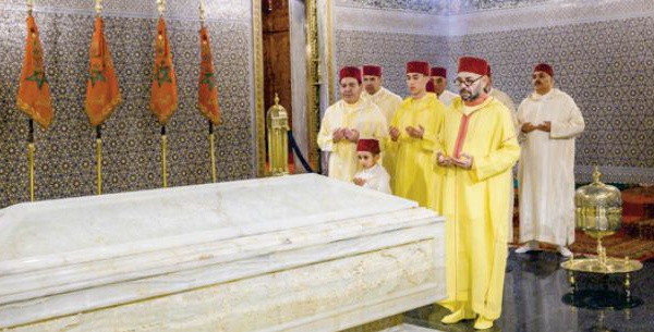 S.M le Roi, Amir Al Mouminine, se recueille sur la tombe de Feu S.M le Roi Mohammed V