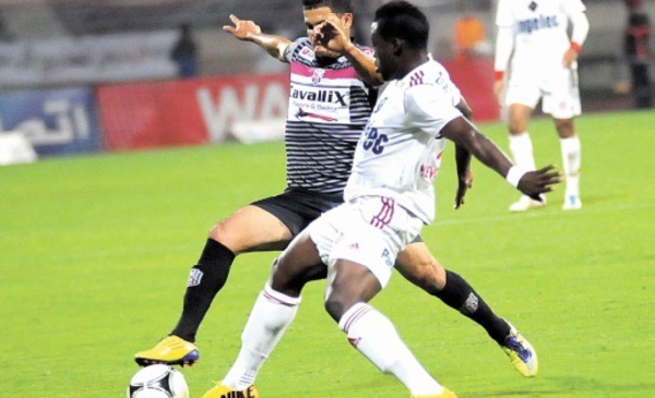 Le leader à rude épreuve chez le champion sortant