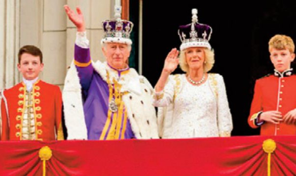 Charles III couronné en grande pompe à Londres