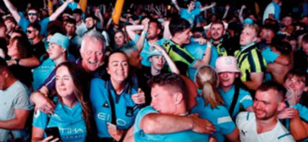 Les fans de Manchester City célèbrent la fin d'une longue attente