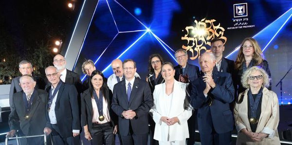 Le président israélien Isaac Herzog décore le Conseiller de SM le Roi, André Azoulay, de la Médaille d'honneur