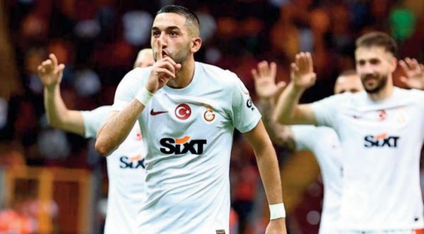 Hakim Ziyech marque son premier but avec Galatasaray et sort blessé