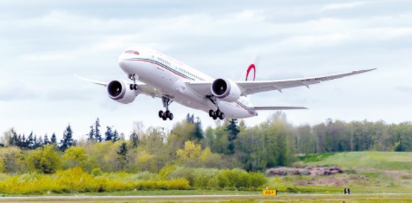 ​Des parlementaires à bord du nouveau Boeing 787 Dreamliner de la RAM