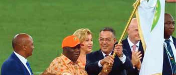 Le drapeau de la CAN 2025 remis par Alassane Ouattara au président de la FRMF