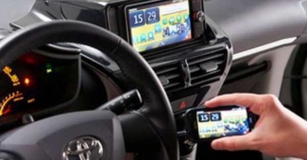 Des géants de l’automobile veulent connecter voiture et smartphone