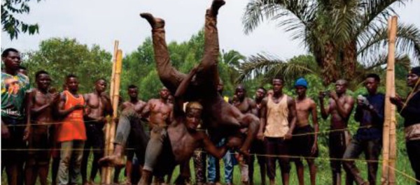 En Ouganda, les rêves de gloire des "catcheurs de boue"