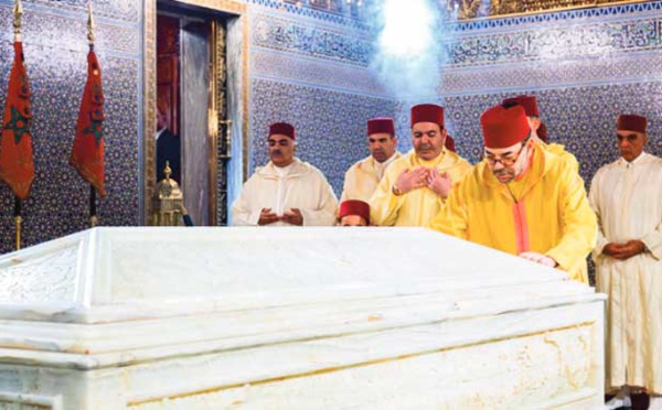 SM le Roi, Amir Al Mouminine, se recueille sur la tombe de Feu SM le Roi Mohammed V