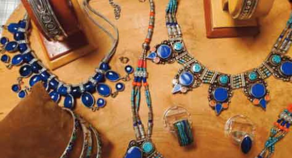 Marocains et étrangers explorent la richesse des bijoux berbères marocains