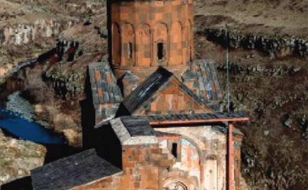 Sur les ruines de l'ancienne cité d'Ani, pont entre Turcs et Arméniens