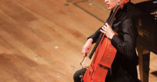 Le violoncelliste français Aurélien Pascal en concert à Dar Adiyel