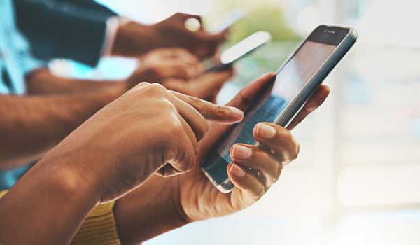 Téléphonie mobile : près de 56 millions d'abonnés en 2023