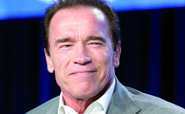 Arnold Schwarzenegger pose un lapin à François Hollande