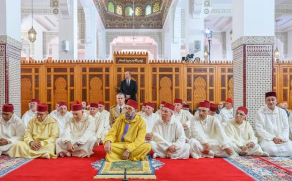 SM le Roi, Amir Al-Mouminine, accomplit la prière de l'Aïd Al-Adha à la mosquée Hassan II à Tétouan et reçoit les vœux en cette heureuse occasion