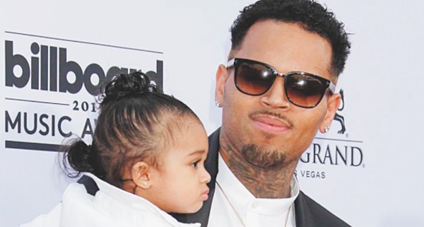 Entre Chris Brown et la mère de sa fille, c’est la guerre