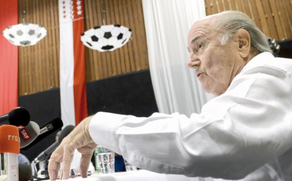 Attaque, défense: Blatter toujours au centre du jeu