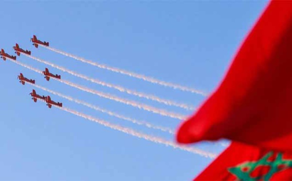 Les Forces Armées Royales organisent des shows aériens et des sauts d’exhibition en parachutes