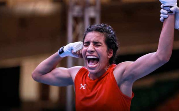 La boxeuse Widad Bertal pour monter sur le podium