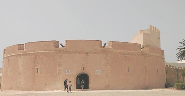 Almajdoub rend hommage à “la paysanne des arts” à Borj Bab Marrakech