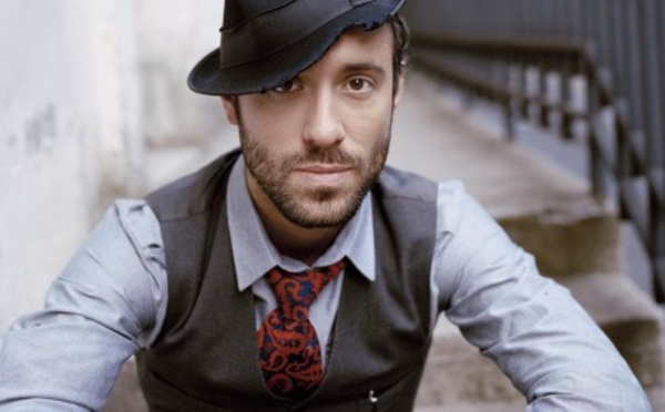 Charlie Winston improvise pour les réfugiés à Calais
