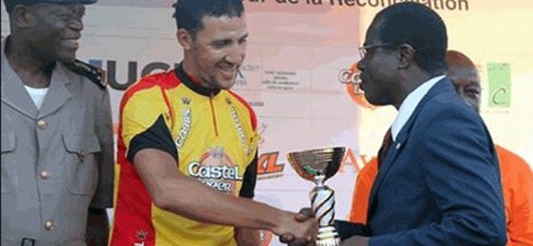 Remise du Trophée du Tour de la Côte d’Ivoire cyclisme à Mouhssine Lahssaïni
