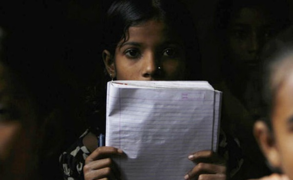 En Inde, des enfants au travail pour donner du lustre au maquillage