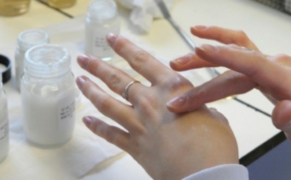 De la peau artificielle capable de sentir les objets touchés