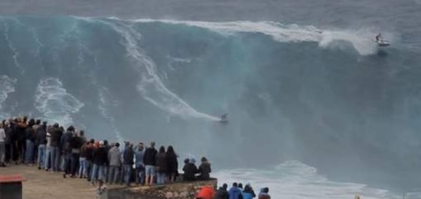 Miraculée, une surfeuse brésilienne défie à nouveau “les plus grosses vagues du monde”