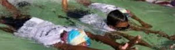 Le Bangladesh organise la plus grande leçon de natation du monde pour sauver des vies