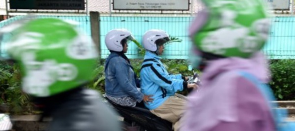 En Indonésie, les motos taxis pour femmes voilées ont le vent en poupe