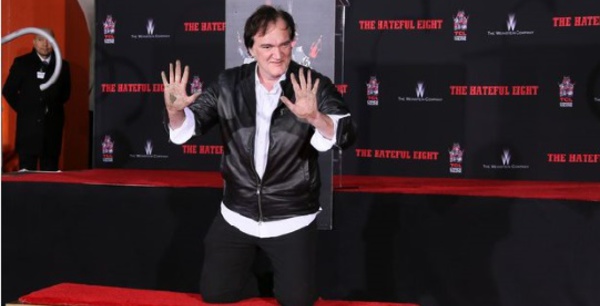 Quentin Tarantino laisse ses empreintes sur un trottoir de Hollywood